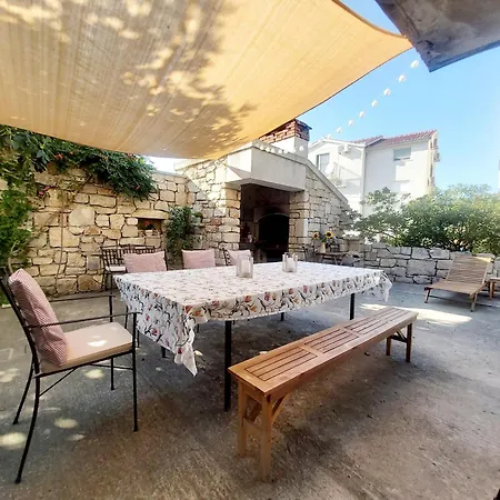 Olive Tree Apartment *